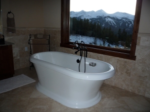 This one's for Robin, my "bathie" friend... just had to show you the tub!  Wow!!